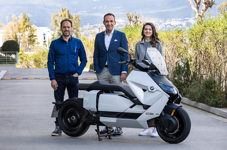 Από αριστερά: Γιάννης Δουλγερίδης (BMW Motorrad Manager, BMW Group Hellas), Andreas Sieben (CEO & Managing Director, BMW Group Hellas) & Δήμητρα Τύραλη (BMW Motorrad Sales & Marketing Specialist, BMW Group Hellas)